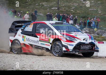 Viana do Castelo, Portogallo - 19 Maggio: Esapekka Lappi e Janne Ferm, sterzare la loro Toyota Yaris WRC in Caminha. Foto Stock