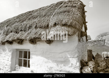 Manx tradizionale cottage con il tetto di paglia, Cregneash, Isola di Man Foto Stock
