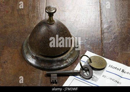 Vintage hotel tedesco bill a contrastare con la chiave della camera e la campana di servizio Foto Stock