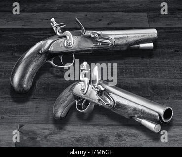 Inglese antico flintlock pistols realizzati nel tardo settecento in bianco e nero. Foto Stock