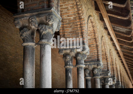 Le colonne e gli archi del chiostro nel vecchio monastero domenicano Couvent des giacobini di Tolosa, Francia. Dettagli architettonici. Foto Stock