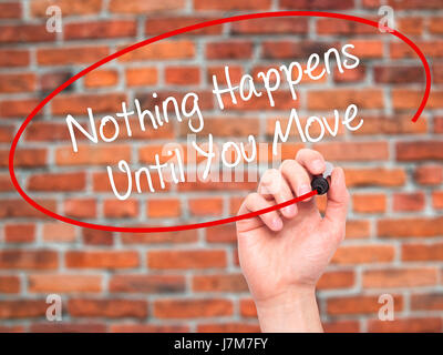 L'uomo la scrittura a mano non succede nulla fino a quando non si sposta con il pennarello nero su schermo visivo. Isolato su mattoni. Business, tecnologia internet concetto. Magazzino Foto Stock
