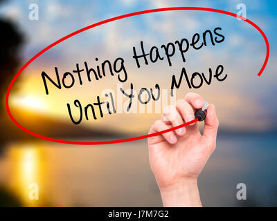 L'uomo la scrittura a mano non succede nulla fino a quando non si sposta con il pennarello nero su schermo visivo. Isolato sulla natura. Business, tecnologia internet concetto. Magazzino Foto Stock