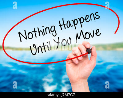 L'uomo la scrittura a mano non succede nulla fino a quando non si sposta con il pennarello nero su schermo visivo. Isolato sulla natura. Business, tecnologia internet concetto. Magazzino Foto Stock