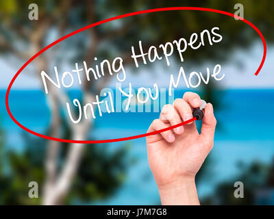 L'uomo la scrittura a mano non succede nulla fino a quando non si sposta con il pennarello nero su schermo visivo. Isolato sulla natura. Business, tecnologia internet concetto. Magazzino Foto Stock