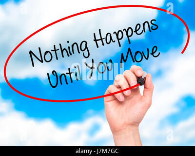 L'uomo la scrittura a mano non succede nulla fino a quando non si sposta con il pennarello nero su schermo visivo. Isolato su sky. Business, tecnologia internet concetto. Stock Pho Foto Stock