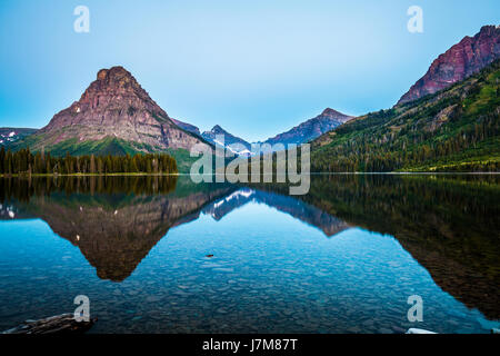 Sinopah mountain / Glacier National Park / Vista / Vista / Montagne Paesaggio// rising wolf / due medicina / lago Lago glaciale Foto Stock