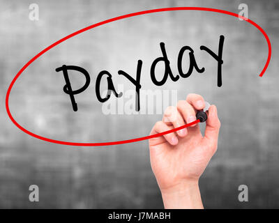 Man mano che scrive Payday con pennarello nero su schermo visivo. Isolato su grigio. Business, tecnologia internet concetto. Stock Photo Foto Stock