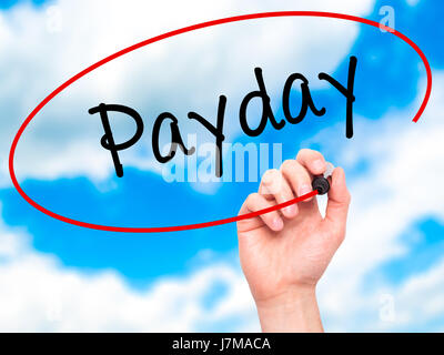 Man mano che scrive Payday con pennarello nero su schermo visivo. Isolato su sky. Business, tecnologia internet concetto. Stock Photo Foto Stock