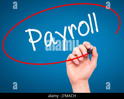 Man mano che scrive Payroll con pennarello nero su schermo visivo. Isolato su blu. Business, tecnologia internet concetto. Stock Photo Foto Stock