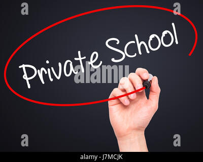 Man mano che scrive scuola privata con pennarello nero su schermo visivo. Isolato su nero. Business, tecnologia internet concetto. Stock Photo Foto Stock