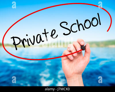 Man mano che scrive scuola privata con pennarello nero su schermo visivo. Isolato sulla natura. Business, tecnologia internet concetto. Stock Photo Foto Stock