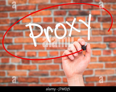 Man mano il proxy di scrittura con pennarello nero su schermo visivo. Isolato su sfondo. Business, tecnologia internet concetto. Stock Photo Foto Stock