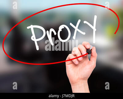 Man mano il proxy di scrittura con pennarello nero su schermo visivo. Isolato su sfondo. Business, tecnologia internet concetto. Stock Photo Foto Stock