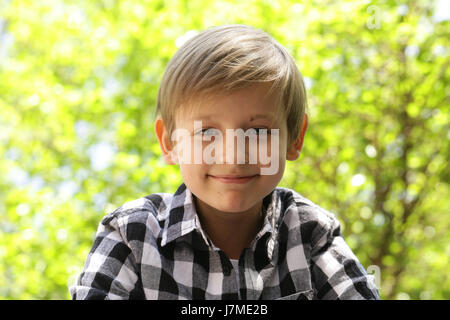 Carino il ragazzo biondo in abiti casual in posa Foto Stock