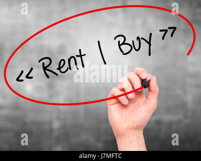 Man mano che scrive Affitto - acquistare con il pennarello nero su schermo visivo. Isolato su sfondo. Business, tecnologia internet concetto. Stock Photo Foto Stock