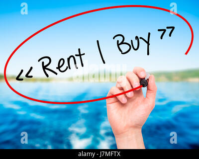 Man mano che scrive Affitto - acquistare con il pennarello nero su schermo visivo. Isolato su sfondo. Business, tecnologia internet concetto. Stock Photo Foto Stock