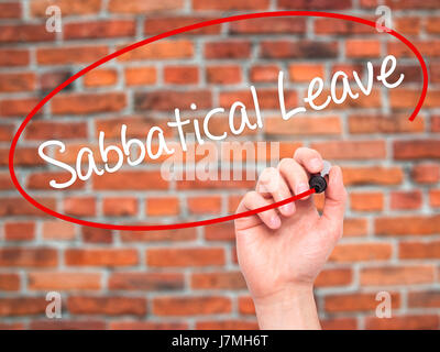 Man mano la scrittura di congedo sabbatico con pennarello nero su schermo visivo. Isolato su sfondo. Business, tecnologia internet concetto. Stock Photo Foto Stock