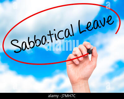 Man mano la scrittura di congedo sabbatico con pennarello nero su schermo visivo. Isolato su sfondo. Business, tecnologia internet concetto. Stock Photo Foto Stock