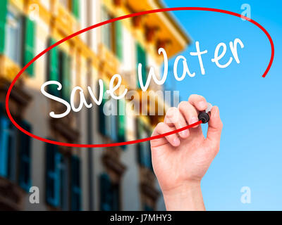 Man mano che scrive salva acqua con pennarello nero su schermo visivo. Isolato sulla natura. Business, tecnologia internet concetto. Stock Photo Foto Stock