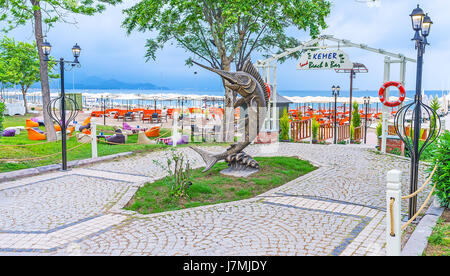 KEMER, Turchia - 5 Maggio 2017: la statua di pesce nel parco di Olbia, all'ingresso della centrale zona spiaggia, il 5 di maggio a Kemer. Foto Stock