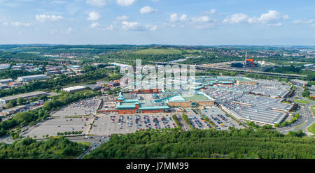 Vista aerea di Meadowhall Shopping Centre near Sheffield nel South Yorkshire, Inghilterra. Un grande centro commerciale per lo shopping con circostante parco auto, Foto Stock