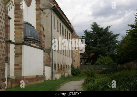 Le mura della città di Obernai, situate nella regione dell'Alsazia in Francia, sono una struttura storica risalente al medioevo. Questa immagine cattura le mura ben conservate che un tempo proteggevano la città, mostrando il suo patrimonio architettonico e il suo significato storico. Foto Stock
