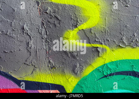 Abstract incrinato e pelati verde, grigio, giallo vernici, vecchia parete danneggiata. Intonacata, grunge, vintage, invecchiato facciata. Abstract colorato sfondo testurizzato, spazio di copia Foto Stock