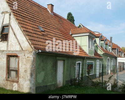 L'immagine del 25 settembre 2011 mostra la Kronenstrasse 5-7 a Schwetzingen, in Germania, nota per la sua miscela di architettura storica e vita urbana moderna. Schwetzingen è famosa per il suo palazzo e i suoi giardini. Foto Stock