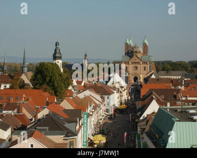 Questa immagine cattura una vista dell'Altpoertel a Speyer, Germania, scattata il 3 ottobre 2011. L'Altpoertel è una torre storica che fa parte dell'antica porta della città di Spira, che mostra l'architettura medievale e la ricca storia della città. Foto Stock