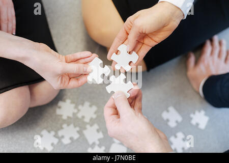 Close up di pezzi di un puzzle messi insieme Foto Stock