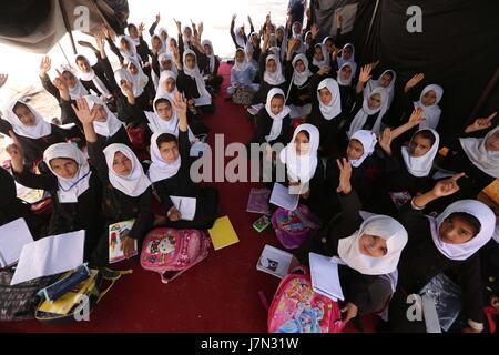 (170525) -- HERAT, 25 maggio 2017 (Xinhua) -- Afghan studentesse frequentare un corso presso una scuola locale nella provincia di Herat, western Afghanistan, 25 maggio 2017. (Xinhua/Rahmine)(yk) Foto Stock