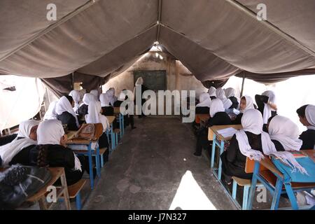 (170525) -- HERAT, 25 maggio 2017 (Xinhua) -- Afghan studentesse frequentare un corso presso una scuola locale nella provincia di Herat, western Afghanistan, 25 maggio 2017. (Xinhua/Rahmine)(yk) Foto Stock