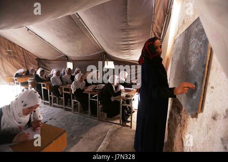 (170525) -- HERAT, 25 maggio 2017 (Xinhua) -- Afghan studentesse frequentare un corso presso una scuola locale nella provincia di Herat, western Afghanistan, 25 maggio 2017. (Xinhua/Rahmine)(yk) Foto Stock