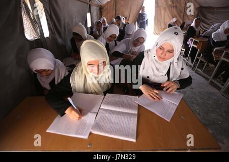 (170525) -- HERAT, 25 maggio 2017 (Xinhua) -- Afghan studentesse frequentare un corso presso una scuola locale nella provincia di Herat, western Afghanistan, 25 maggio 2017. (Xinhua/Rahmine)(yk) Foto Stock