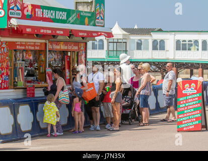 Lytham St Annes, Lancashire, Regno Unito. Regno Unito Meteo. 25 Maggio, 2017. Giorno più caldo dell'anno presso il molo e la spiaggia. testa di turisti per le immacolate sabbie di Lytham per godersi l'ondata di caldo. La premiata spiaggia è un paradiso per i turisti e villeggianti e viene utilizzato per una vasta gamma di attività. La spiaggia stessa a St Annes, sulla costa di Fylde, è una enorme distesa di sabbia dorata; perfetto per correre sulla costruzione e castelli. Credito; MediaWorldImages/AlamyLiveNews Foto Stock