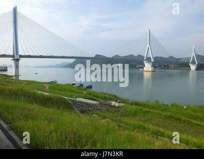 24 maggio 2017 - Yichang, Yichang, Cina - Yichang, Cina - 24 Maggio 2017: (solo uso editoriale. Cina) Yiling il Ponte sul Fiume Yangtze in Yichang, centrale cinese della provincia di Hubei, Maggio 24th, 2017. (Credito Immagine: © SIPA Asia via ZUMA filo) Foto Stock