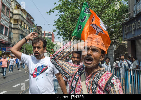 Kolkata, India. 25 Maggio, 2017. Bharatiya Janata Party (BJP) del Bengala Occidentale ha organizzato una massiccia protesta rally a Lalbazar, il quartier generale della polizia di Kolkata, contro la corruzione del partito di governo del Bengala Occidentale, esigente arresto contro Barkati, l'Imam, preghiera leader di Kolkata il famoso Tipu la Moschea del Sultano. Credito: ZUMA Press, Inc./Alamy Live News Foto Stock