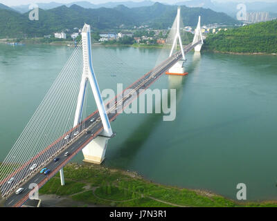 24 maggio 2017 - Yichang, Yichang, Cina - Yichang, Cina - 24 Maggio 2017: (solo uso editoriale. Cina) Yiling il Ponte sul Fiume Yangtze in Yichang, centrale cinese della provincia di Hubei, Maggio 24th, 2017. (Credito Immagine: © SIPA Asia via ZUMA filo) Foto Stock