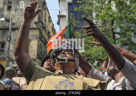 Kolkata, India. 25 Maggio, 2017. Bharatiya Janata Party (BJP) del Bengala Occidentale ha organizzato una massiccia protesta rally a Lalbazar, il quartier generale della polizia di Kolkata, contro la corruzione del partito di governo del Bengala Occidentale, esigente arresto contro Barkati, l'Imam, preghiera leader di Kolkata il famoso Tipu la Moschea del Sultano. Credito: ZUMA Press, Inc./Alamy Live News Foto Stock