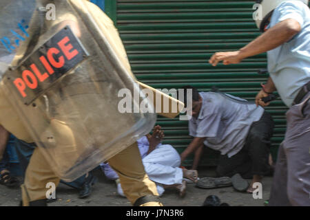 Kolkata, India. 25 Maggio, 2017. Bharatiya Janata Party (BJP) del Bengala Occidentale ha organizzato una massiccia protesta rally a Lalbazar, il quartier generale della polizia di Kolkata, contro la corruzione del partito di governo del Bengala Occidentale, esigente arresto contro Barkati, l'Imam, preghiera leader di Kolkata il famoso Tipu la Moschea del Sultano. Credito: ZUMA Press, Inc./Alamy Live News Foto Stock