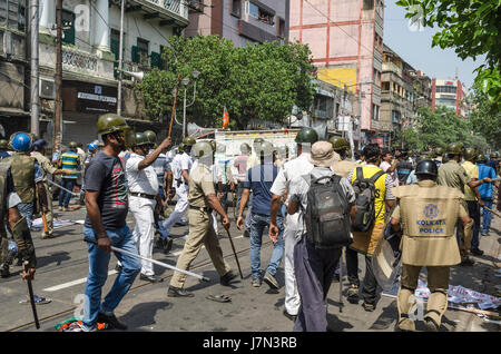 Kolkata, India. 25 Maggio, 2017. Bharatiya Janata Party (BJP) del Bengala Occidentale ha organizzato una massiccia protesta rally a Lalbazar, il quartier generale della polizia di Kolkata, contro la corruzione del partito di governo del Bengala Occidentale, esigente arresto contro Barkati, l'Imam, preghiera leader di Kolkata il famoso Tipu la Moschea del Sultano. Credito: ZUMA Press, Inc./Alamy Live News Foto Stock