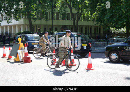 Londra, Regno Unito. 25 Maggio, 2017. Due personale dell'esercito correre in bici sotto il sole a Londra come superiore a temperature normali sono impostati per continuare per il resto della settimana Credito: Keith Larby/Alamy Live News Foto Stock