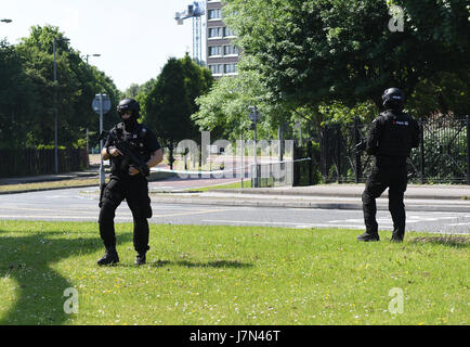 Polizia ed esercito bomb disposal chiamati ad un pacchetto sospetto in hulme, Manchester Foto Stock