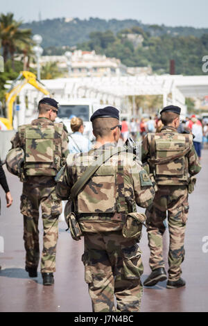 Nizza, Francia. 25 Maggio, 2017. Le truppe francesi rimangono in stato di allerta mentre il pattugliamento lungo la Promenade des Anglais a Nizza il sito dell ultimo anno di attacco terroristico. La sera del 14 luglio a 19 t i camion Cargo è stata deliberatamente guidato nella folla per celebrare il Giorno della Bastiglia causando la morte di 86 persone e il ferimento di altre 434. Credito: Guy Corbishley/Alamy Live News Foto Stock