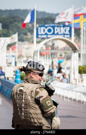 Nizza, Francia. 25 Maggio, 2017. Le truppe francesi rimangono in stato di allerta mentre il pattugliamento lungo la Promenade des Anglais a Nizza il sito dell ultimo anno di attacco terroristico. La sera del 14 luglio a 19 t i camion Cargo è stata deliberatamente guidato nella folla per celebrare il Giorno della Bastiglia causando la morte di 86 persone e il ferimento di altre 434. Credito: Guy Corbishley/Alamy Live News Foto Stock