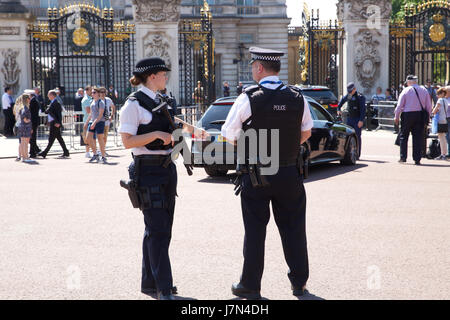 Londra, Regno Unito. 25 Maggio, 2017. La polizia in servizio al di fuori Buckingham Palace come visitatori partecipare ad un party in giardino come superiore a temperature normali sono impostati per continuare per il resto della settimana Credito: Keith Larby/Alamy Live News Foto Stock