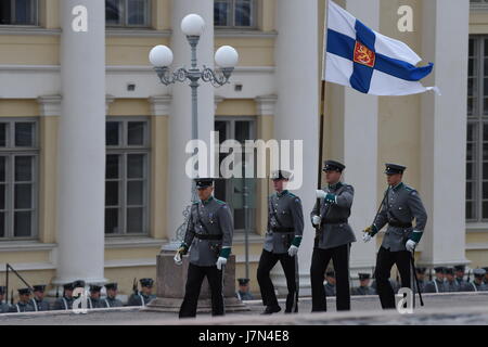 Helsinki, Finlandia. 25 Maggio, 2017. I funerali di stato di ex presidente della Repubblica di Finlandia Mauno Koivisto. Guardia d'onore sfilando al di fuori della cattedrale di Helsinki durante il servizio funebre del Presidente Mauno Koivisto. Credito: Mikko Palonkorpi/Alamy Live News. Foto Stock