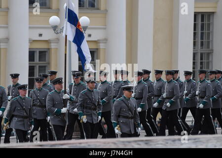 Helsinki, Finlandia. 25 Maggio, 2017. I funerali di stato di ex presidente della Repubblica di Finlandia Mauno Koivisto. Guardia d'onore sfilando al di fuori della cattedrale di Helsinki durante il servizio funebre del Presidente Mauno Koivisto. Credito: Mikko Palonkorpi/Alamy Live News. Foto Stock