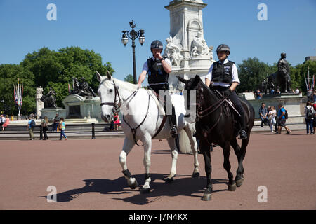 Londra, Regno Unito. 25 maggio 2017,polizia a cavallo fuori Buckingham Palace come visitatori partecipare ad un party in giardino.Credit: Keith Larby/Alamy Live News Foto Stock